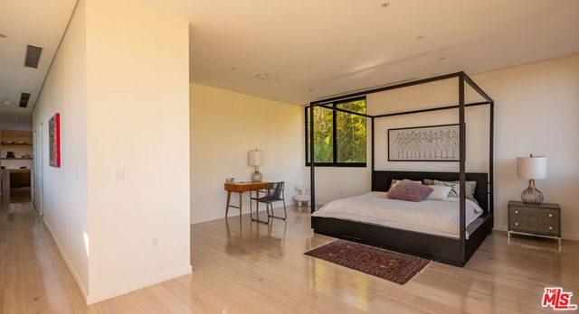 7681 Willow Glen Road, Los Angeles, CA 90046