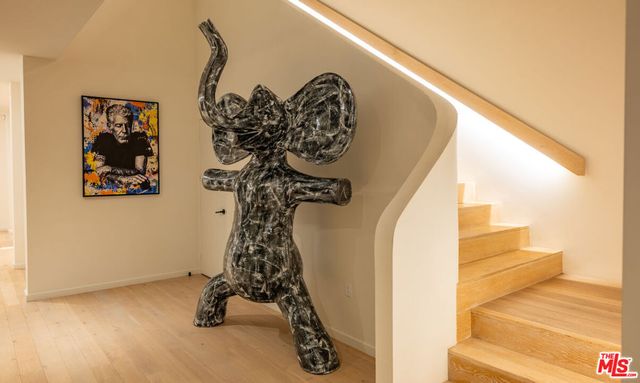 7681 Willow Glen Road, Los Angeles, CA 90046