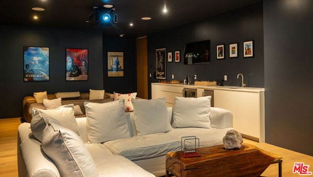 7681 Willow Glen Road, Los Angeles, CA 90046