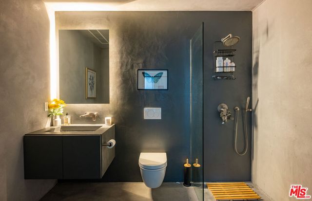 7681 Willow Glen Road, Los Angeles, CA 90046