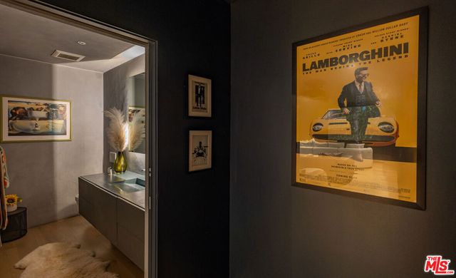 7681 Willow Glen Road, Los Angeles, CA 90046