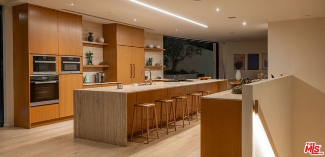 7681 Willow Glen Road, Los Angeles, CA 90046