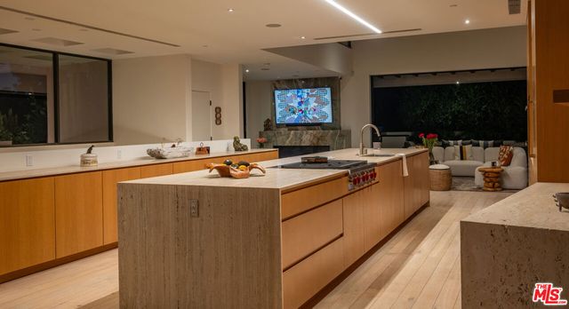 7681 Willow Glen Road, Los Angeles, CA 90046