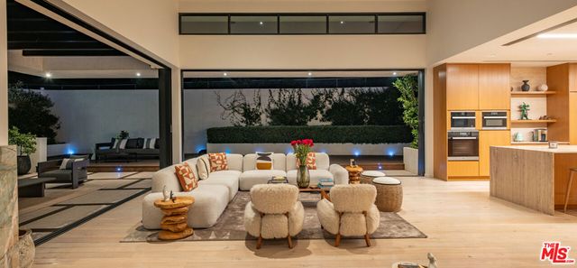 7681 Willow Glen Road, Los Angeles, CA 90046