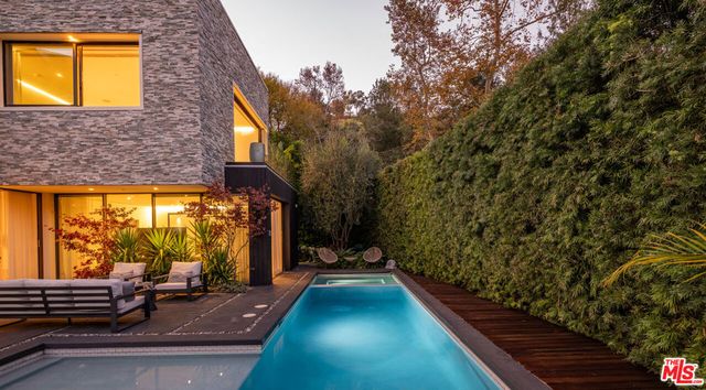 7681 Willow Glen Road, Los Angeles, CA 90046