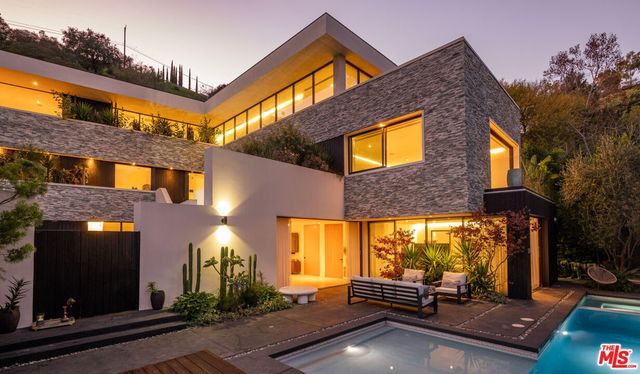 7681 Willow Glen Road, Los Angeles, CA 90046