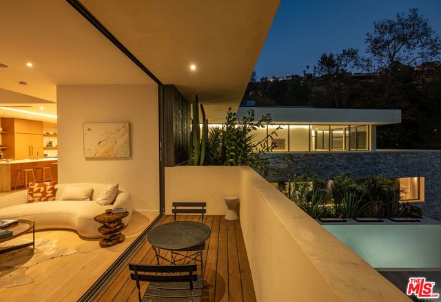 7681 Willow Glen Road, Los Angeles, CA 90046