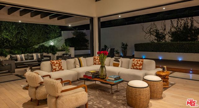 7681 Willow Glen Road, Los Angeles, CA 90046