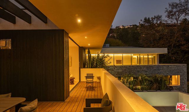 7681 Willow Glen Road, Los Angeles, CA 90046