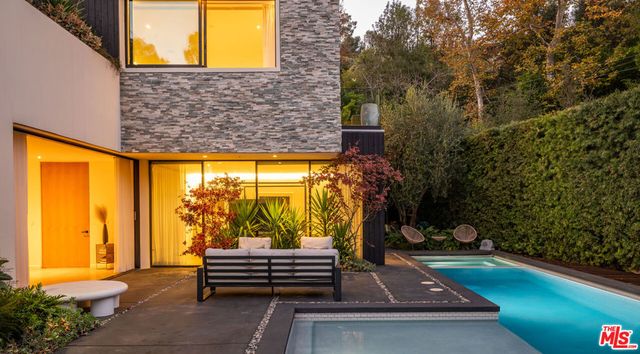 7681 Willow Glen Road, Los Angeles, CA 90046