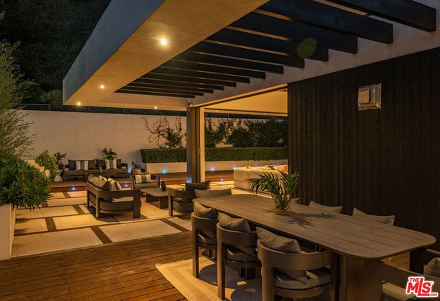 7681 Willow Glen Road, Los Angeles, CA 90046