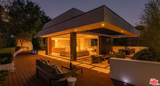 7681 Willow Glen Road, Los Angeles, CA 90046