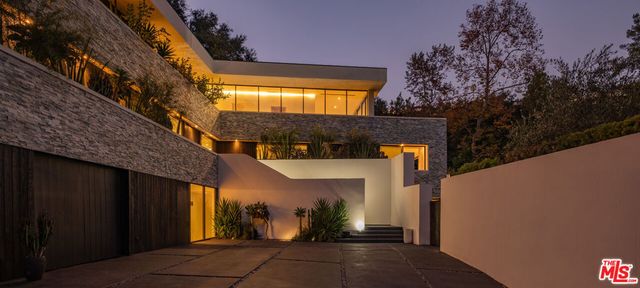 7681 Willow Glen Road, Los Angeles, CA 90046