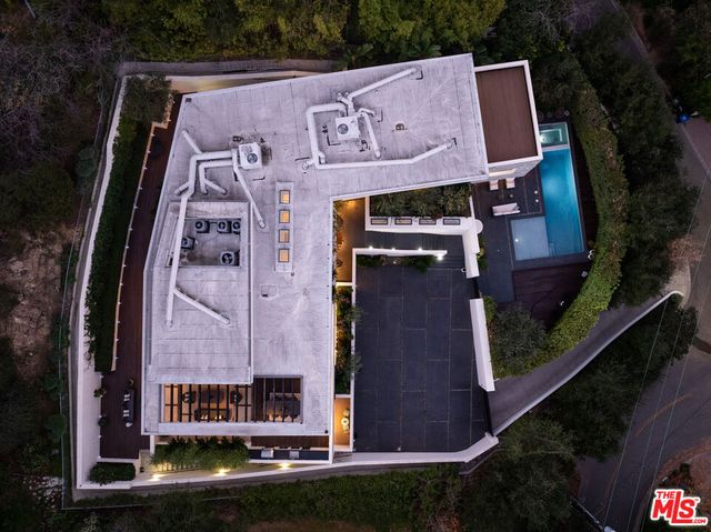 7681 Willow Glen Road, Los Angeles, CA 90046