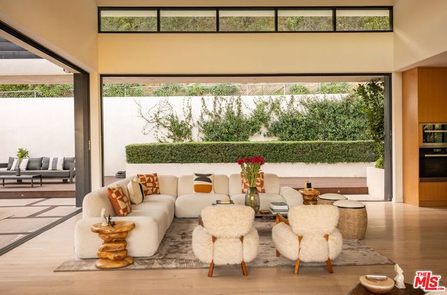 7681 Willow Glen Road, Los Angeles, CA 90046