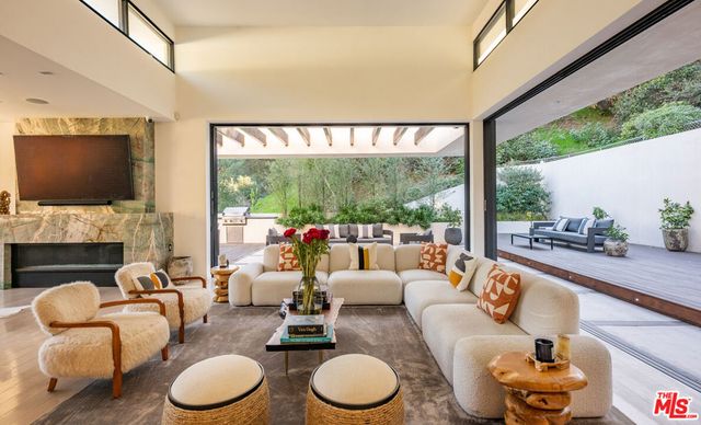 7681 Willow Glen Road, Los Angeles, CA 90046