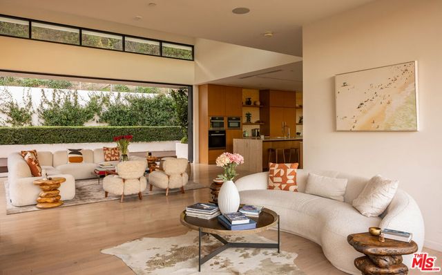 7681 Willow Glen Road, Los Angeles, CA 90046