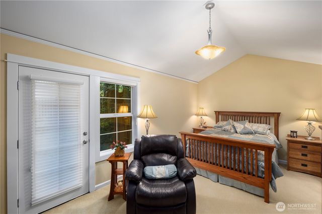 981 E Lakeshore Dr, Allyn, WA 98524