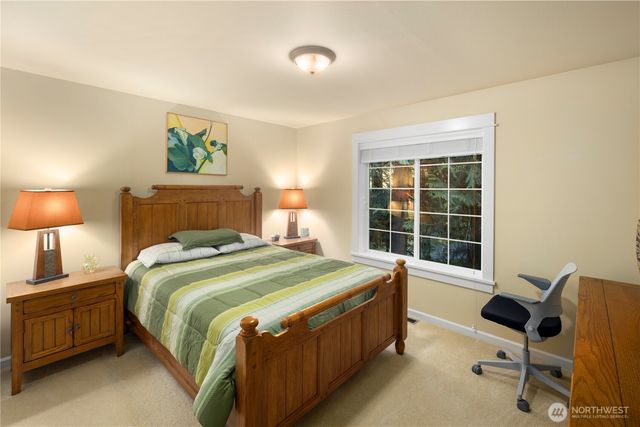 981 E Lakeshore Dr, Allyn, WA 98524