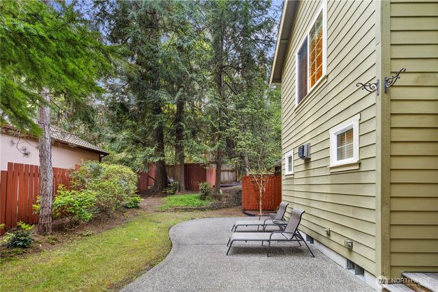 981 E Lakeshore Dr, Allyn, WA 98524