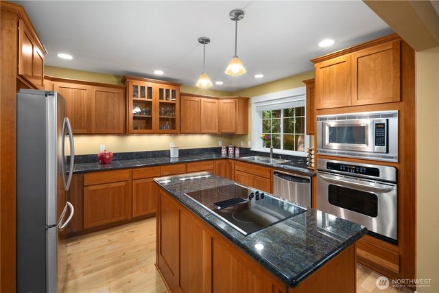 981 E Lakeshore Dr, Allyn, WA 98524