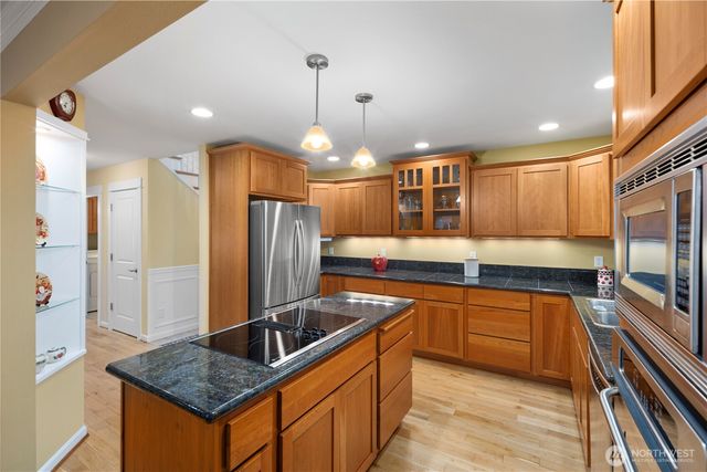 981 E Lakeshore Dr, Allyn, WA 98524