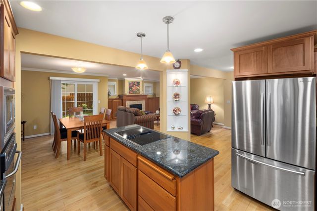 981 E Lakeshore Dr, Allyn, WA 98524