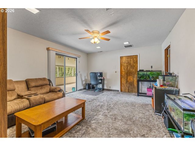 858 IVA Ln, Salem, OR 97317