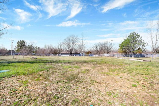 2417 Brookfield Drive, Manhattan, KS 66503