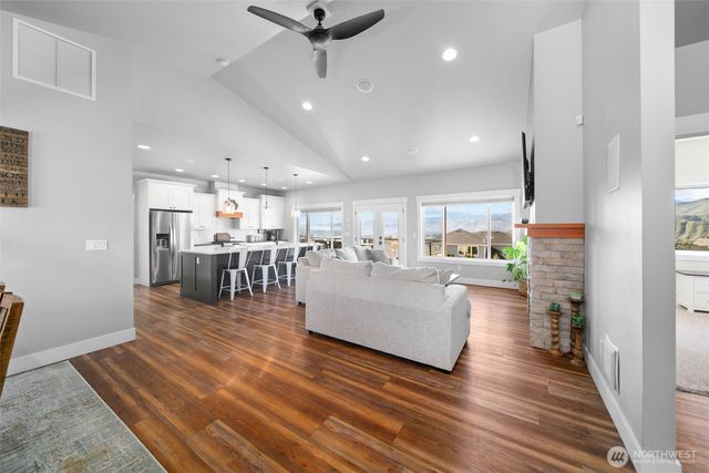 885 Autumn Crest Drive, Wenatchee, WA 98801