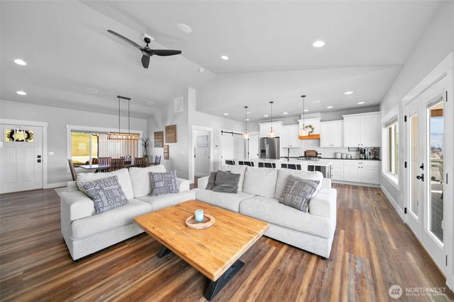 885 Autumn Crest Drive, Wenatchee, WA 98801