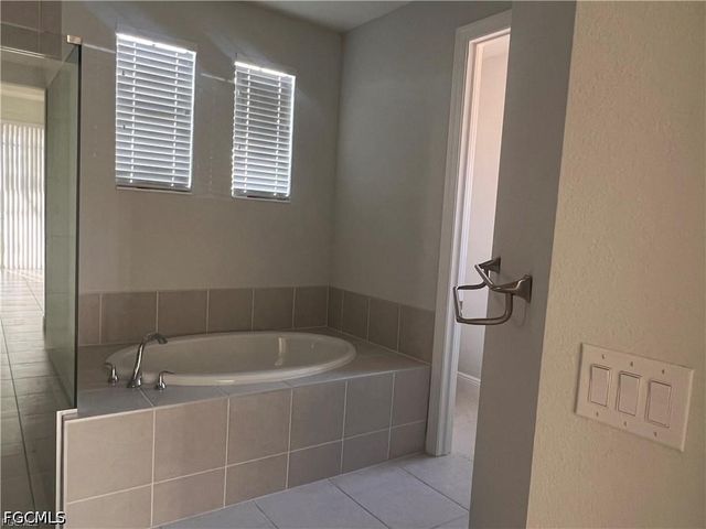 305 NE 19th PL, Cape Coral, FL 33909