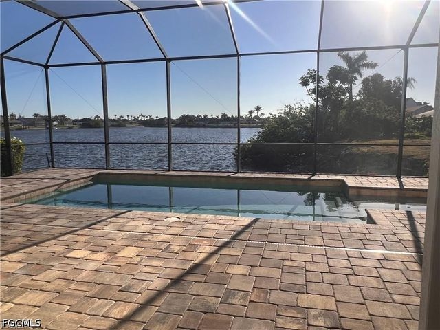 305 NE 19th PL, Cape Coral, FL 33909