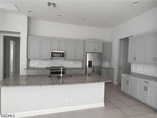 305 NE 19th PL, Cape Coral, FL 33909