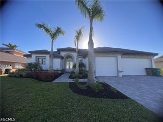 305 NE 19th PL, Cape Coral, FL 33909