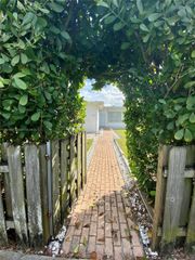 298 NW 105th St, Miami, FL 33150