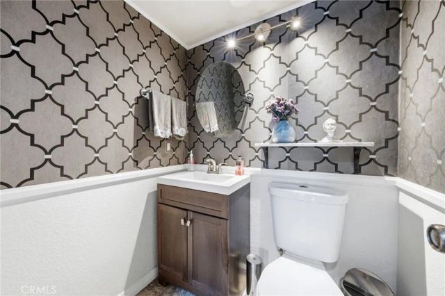 905 Hyde Court, Costa Mesa, CA 92626