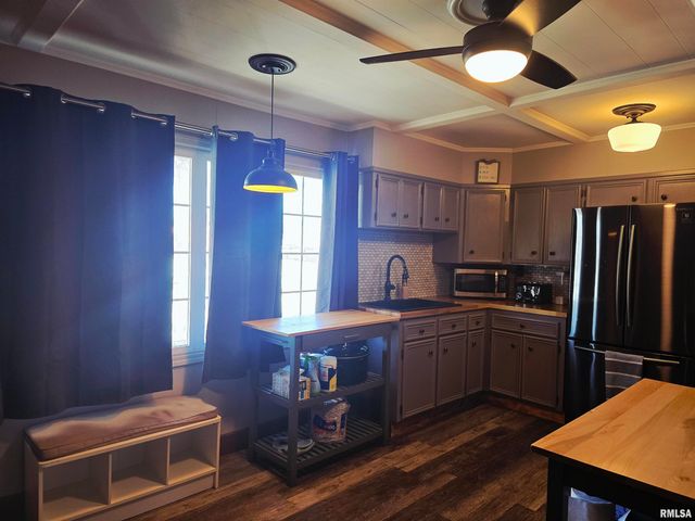 815 N 1ST Avenue, Canton, IL 61520