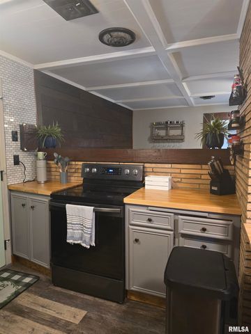 815 N 1ST Avenue, Canton, IL 61520