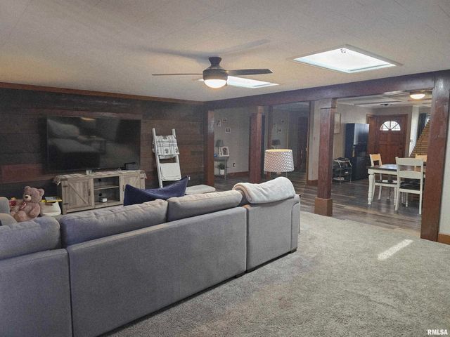 815 N 1ST Avenue, Canton, IL 61520