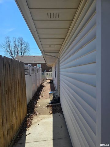 815 N 1ST Avenue, Canton, IL 61520