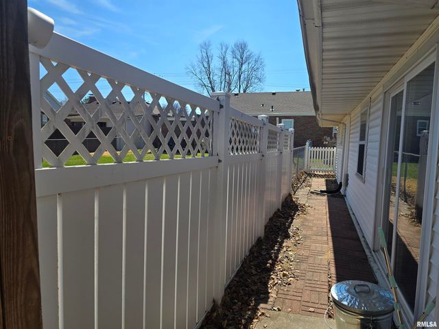 815 N 1ST Avenue, Canton, IL 61520