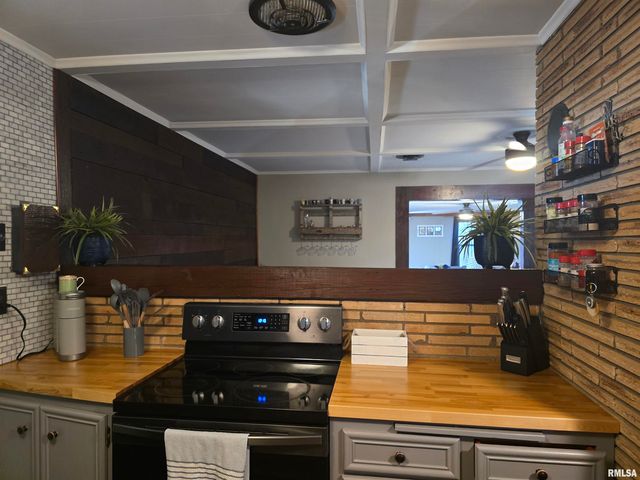 815 N 1ST Avenue, Canton, IL 61520