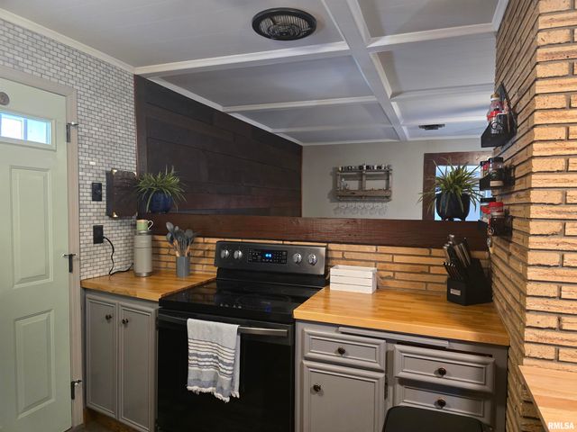 815 N 1ST Avenue, Canton, IL 61520