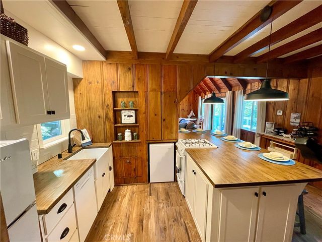 269 Hillside Road, Lake Arrowhead, CA 92352