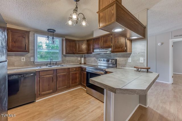 1993 Feathers Chapel Road, Blountville, TN 37617