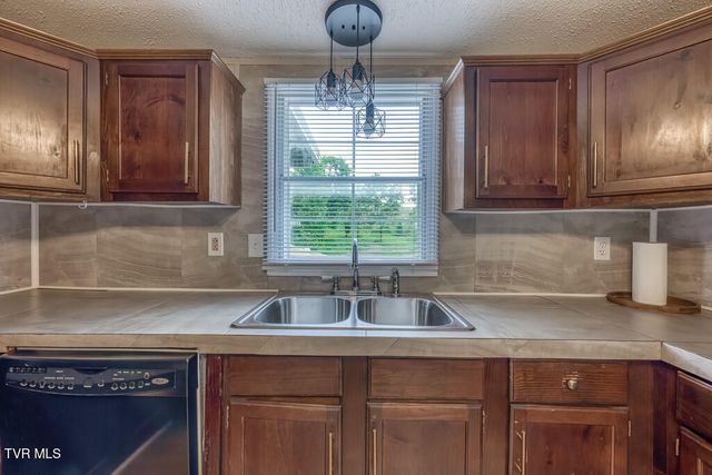 1993 Feathers Chapel Road, Blountville, TN 37617