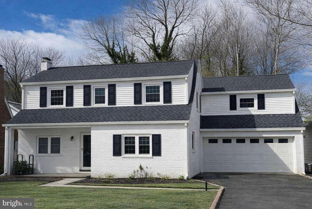 Image 1 of property listing at 405 HILLCREST RD, York, PA 17403