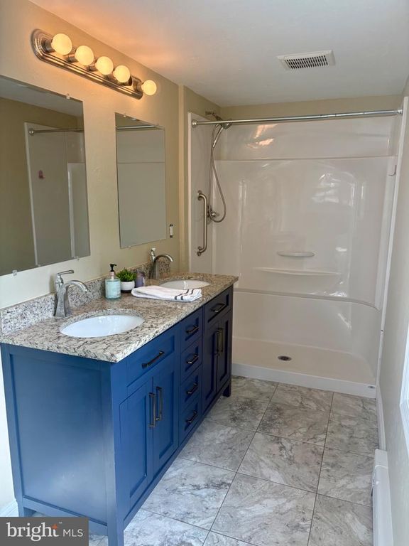 Image 2 of property listing at 405 HILLCREST RD, York, PA 17403