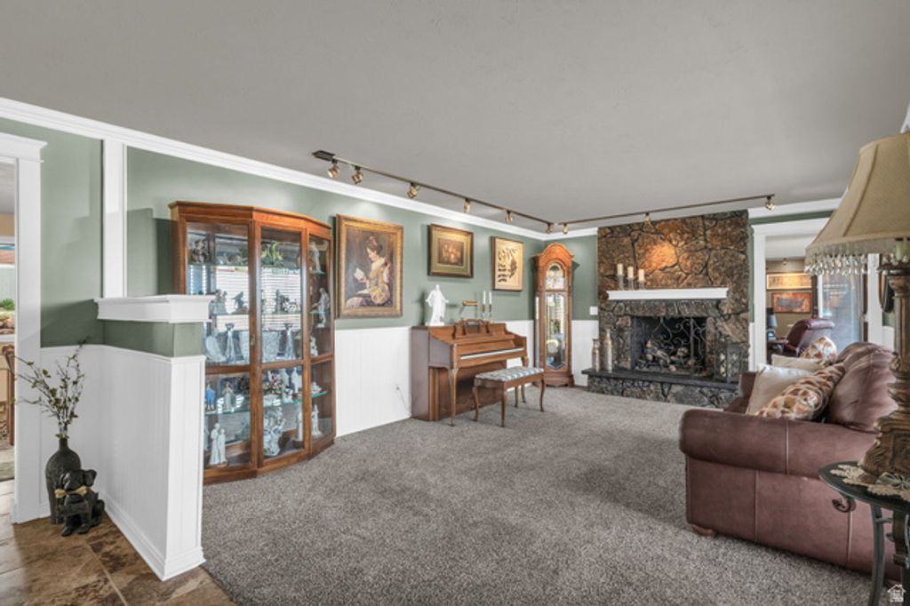 Image 3 of property listing at 2774 E WILLOW WICK DR, Sandy, UT 84093